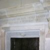 Adrian Grycuk, Zachowany portal ze zburzonego gmachu Głównego Urzędu Prasy, Publikacji i Widowisk w holu biurowca Liberty Corner w Warszawie, Wikimedia Commons, [link do pliku](https://commons.wikimedia.org/wiki/File:Zachowany_portal_G%C5%82%C3%B3wny_Urz%C4%85d_Kontroli_Pras y,_Publikacji_i_Widowisk_Liberty_Corner.JPG), licencja CC BY-SA 3.0 PL.