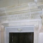 Adrian Grycuk, Zachowany portal ze zburzonego gmachu Głównego Urzędu Prasy, Publikacji i Widowisk w holu biurowca Liberty Corner w Warszawie, Wikimedia Commons, [link do pliku](https://commons.wikimedia.org/wiki/File:Zachowany_portal_G%C5%82%C3%B3wny_Urz%C4%85d_Kontroli_Pras y,_Publikacji_i_Widowisk_Liberty_Corner.JPG), licencja CC BY-SA 3.0 PL.